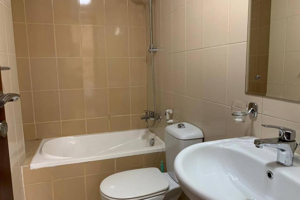 Apartamento Cozy 2Bhk Near To Dmcc Metro Station -505 Dubái Exterior foto